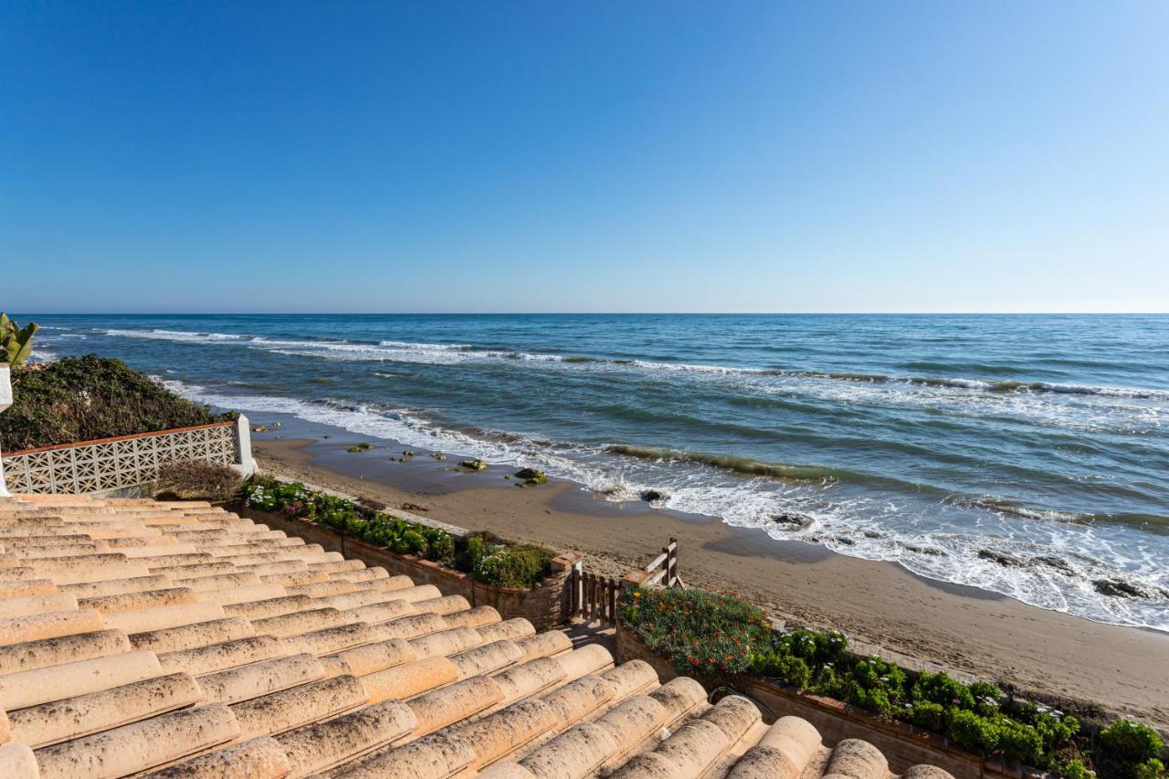 Charming Villa On The Seafront Marbella Buitenkant foto