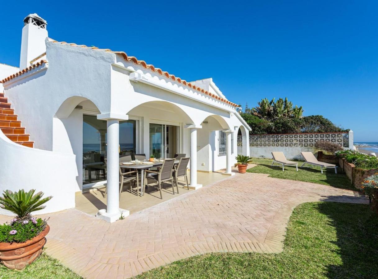 Charming Villa On The Seafront Marbella Buitenkant foto