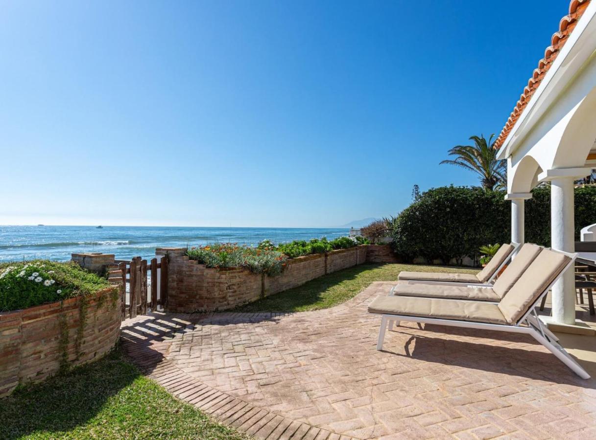 Charming Villa On The Seafront Marbella Buitenkant foto